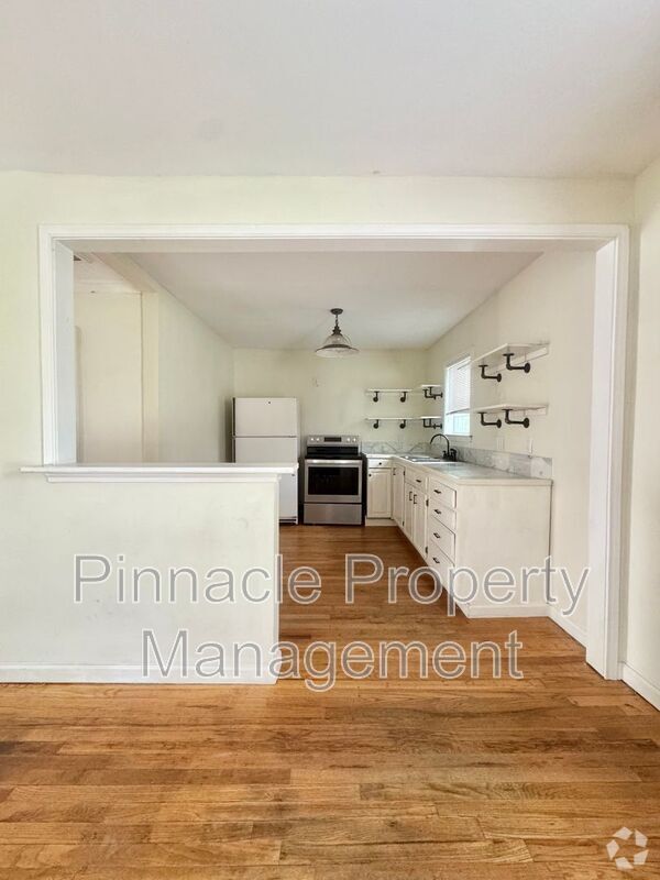 Building Photo - 421 S Van Buren St
