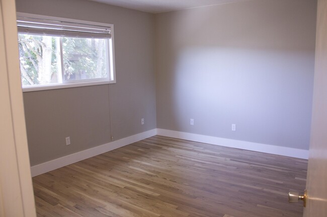 Building Photo - Super cute top level 1 bed w/ washer/dryer...