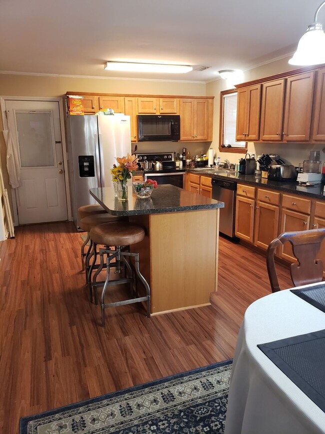 Building Photo - Three Bedroom Ranch in Mount Pleasant