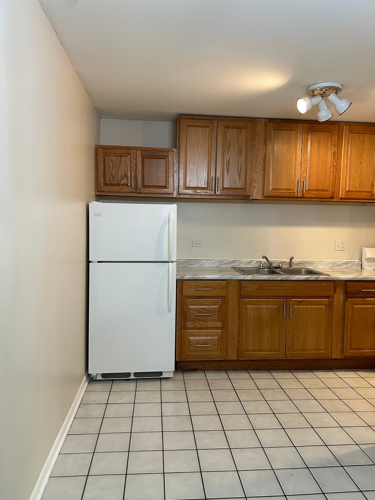 Building Photo - 555 Hill Dr