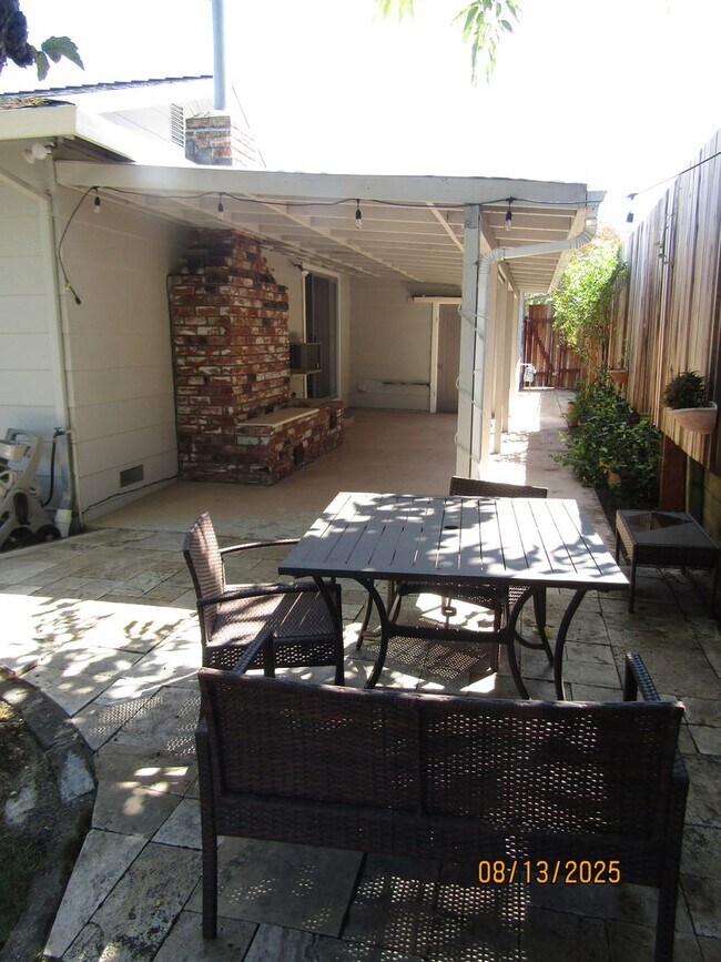 Building Photo - Beautiful single story home with amazing b...