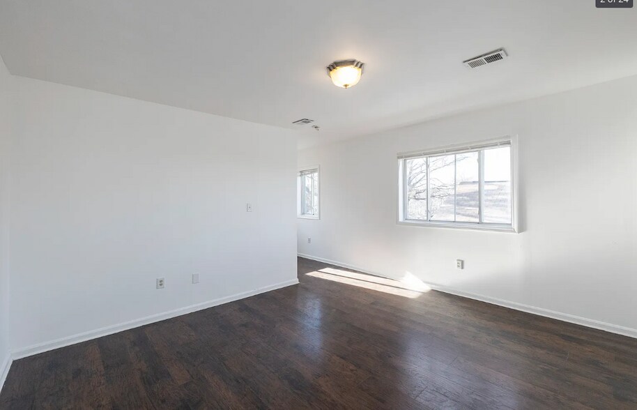 Building Photo - 506 Eastern Ave NE