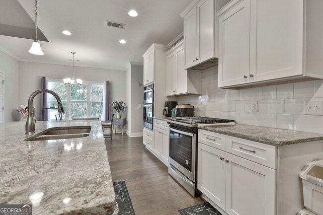 Building Photo - 405 Lakeview Way