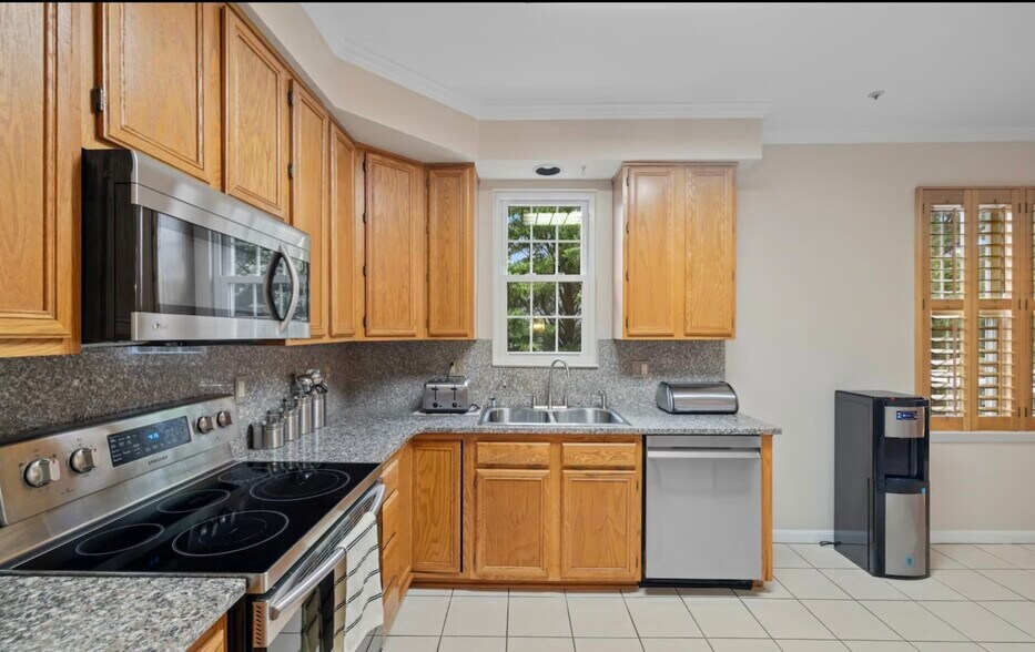 Building Photo - 5714 Silk Tree Dr