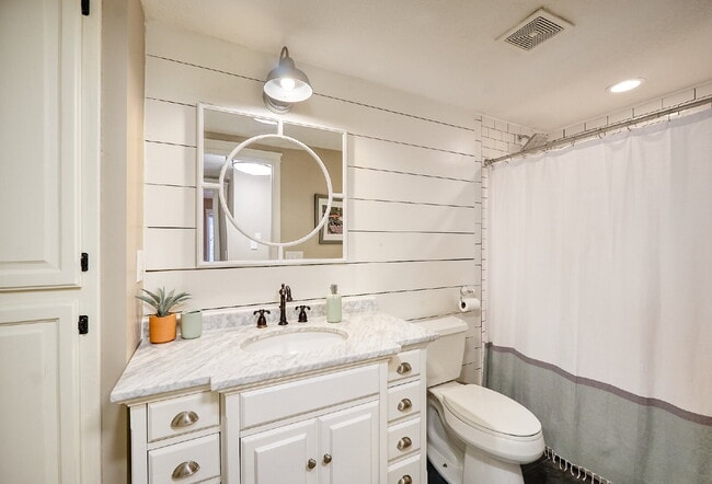 Building Photo - 1832 Essex Rd