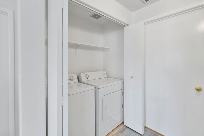 Building Photo - *VERY NICE CONDO IN GATED COMMUNITY !