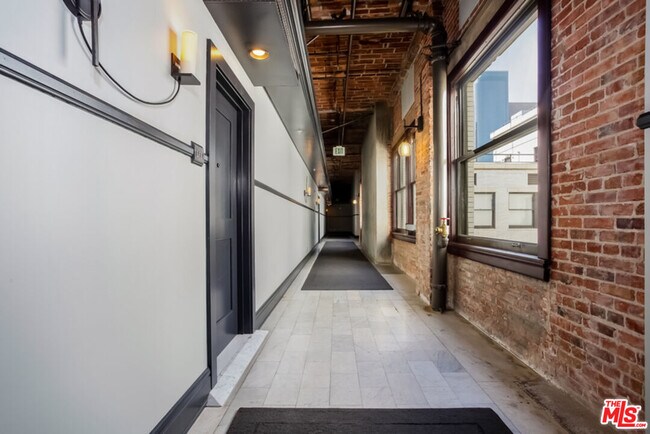 Building Photo - 460 S Spring St