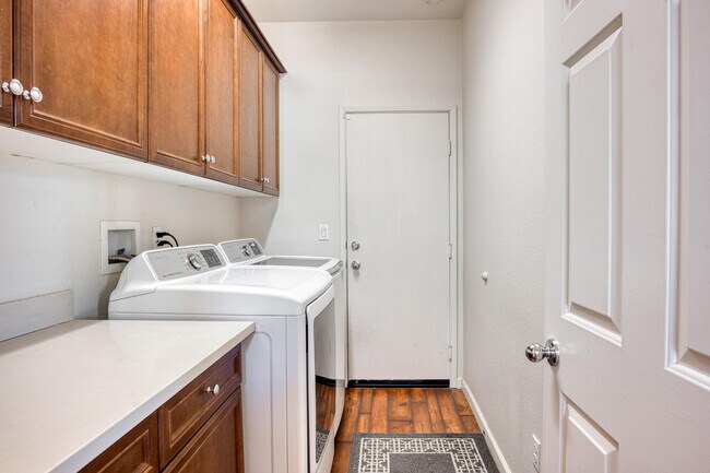 Building Photo - 520 Calle Vibrante