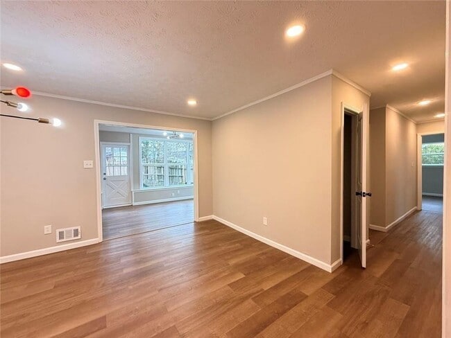 Building Photo - 1055 Pinecrest Dr