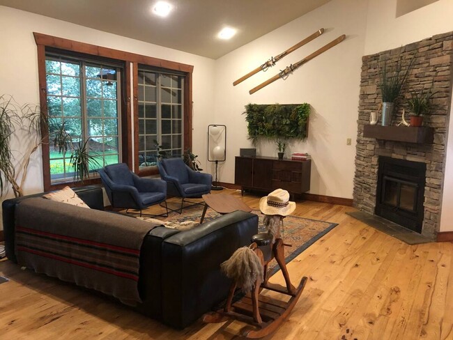 Building Photo - Mid-Valley Gem: Hot Tub & Mountain Views