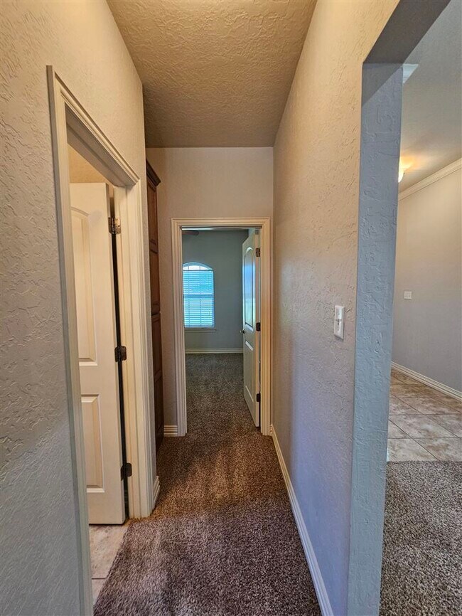 Building Photo - 6 NE Summerwood Dr