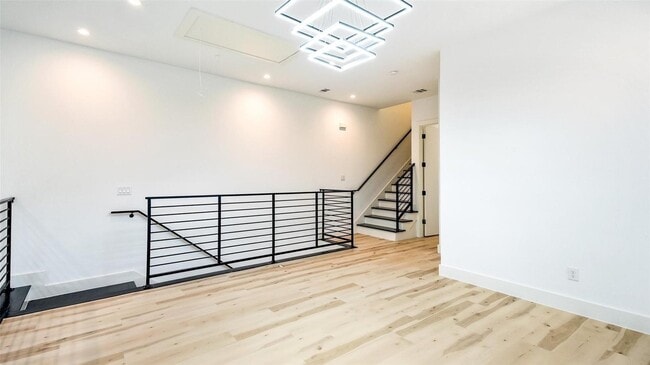 Building Photo - 2318 Arroyo Ave