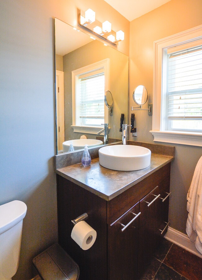 Building Photo - Fully Furnished Home in Downtown Charleston