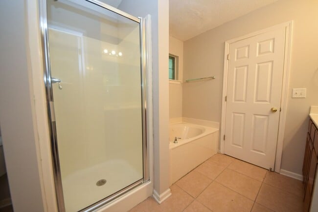Building Photo - Great curb appeal home with 3 beds and 2 b...