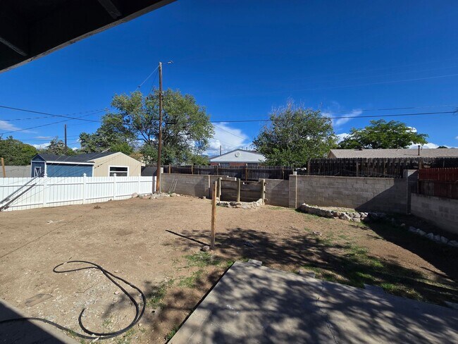 Building Photo - Nice size 4 Bedroom  2 Bath with 2 living ...