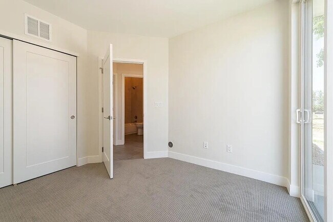 Building Photo - Modern 3 bed / 2.5 bed farmhouse townhome ...