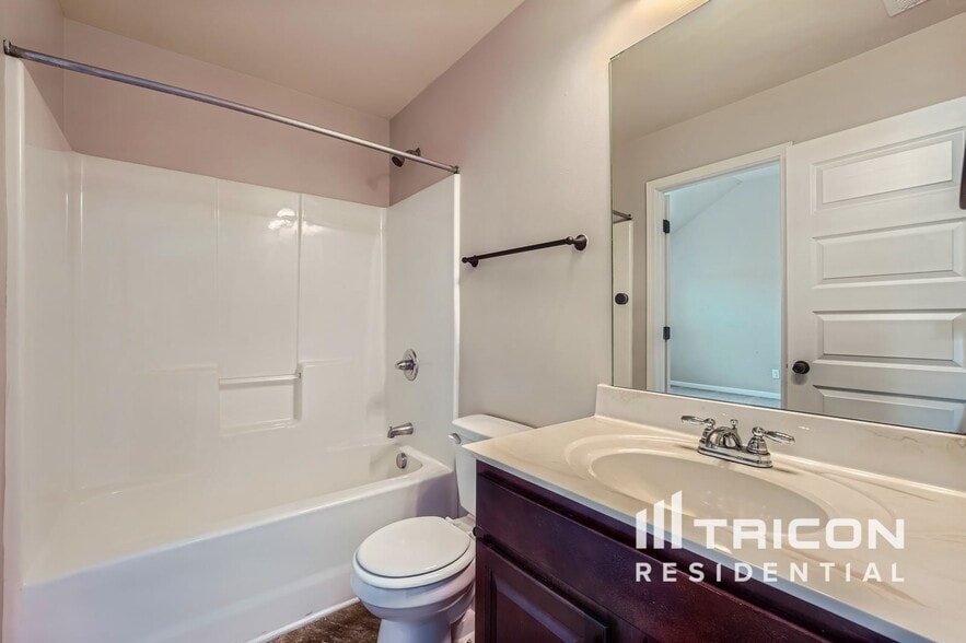 Building Photo - 744 Effendi Pl