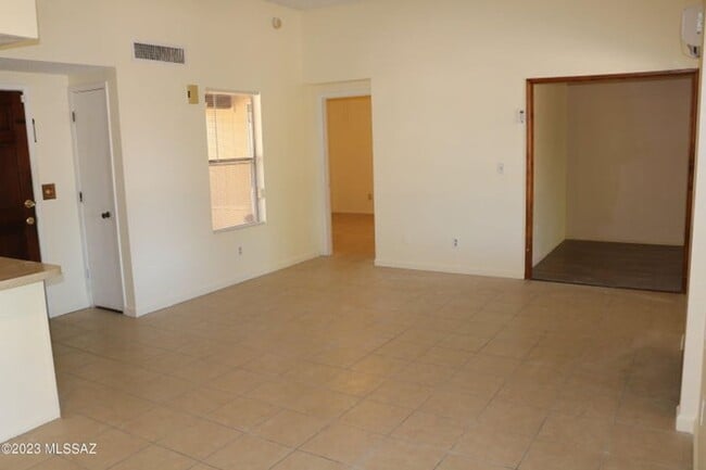 Building Photo - Super Northwest Location! Lovely spacious 3 bedroom, 2 bath home with large back yard