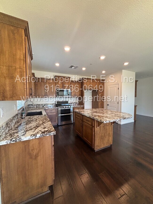 Building Photo - Solar - Whitney Ranch Newer Single Story, ...