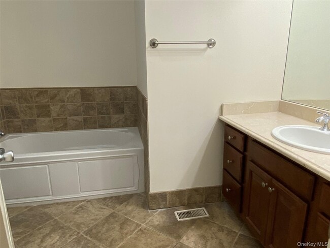 Building Photo - 16 Nicole Ct