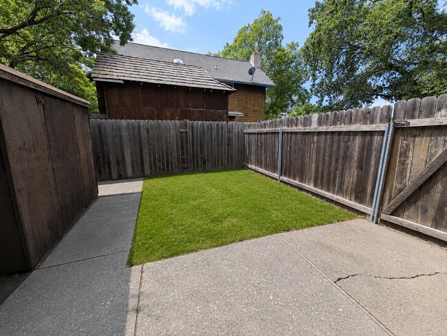 Building Photo - 1536 Drake Dr