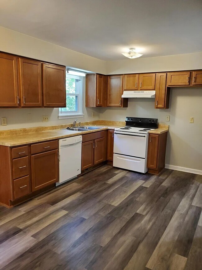 Building Photo - 100 Bramble Ct