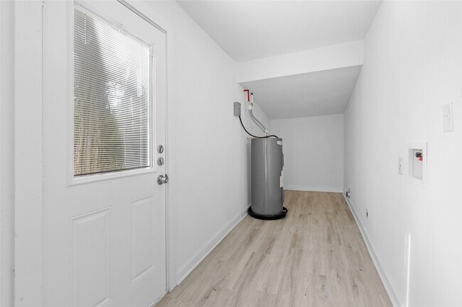 Building Photo - 16643 Lake Cir