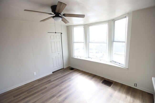 Building Photo - 437 Eastern Ave SE