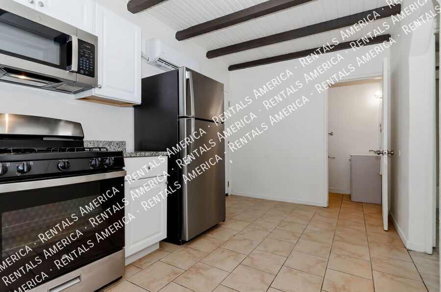 Building Photo - 3048 N Sparkman Blvd