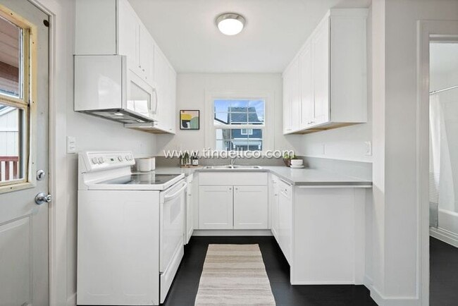 Building Photo - Updated 3 bedroom, 3 Level Home near New S...