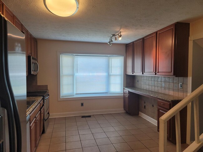 Building Photo - New to the Rental Market!  3 Bdrm/ 2.5 Bath Tri-Level Home! Located in Quiet Neighborhood!