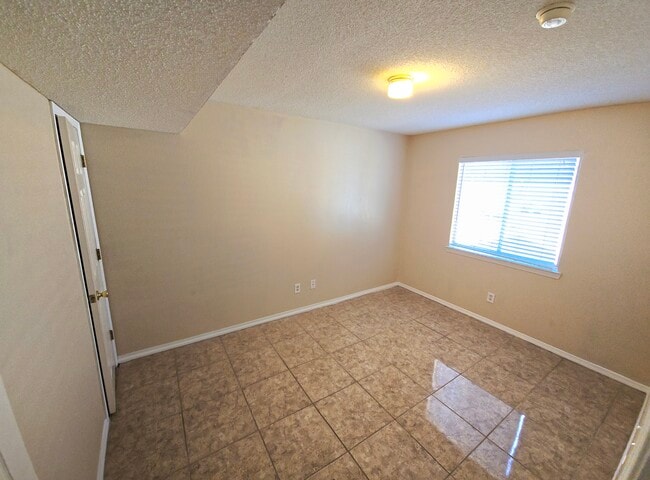 Building Photo - 10493 Kirkland St