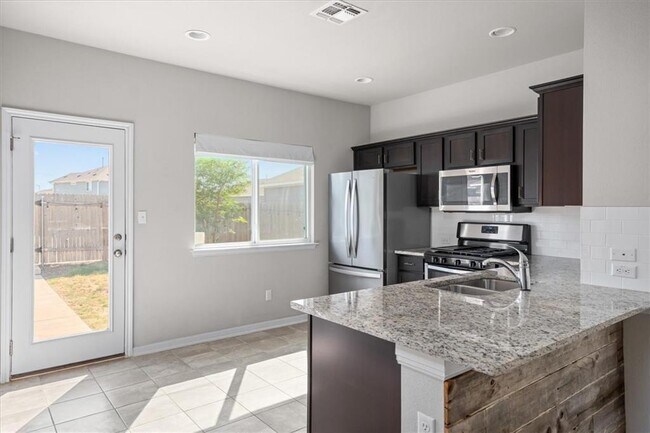 Building Photo - 215 Friendship Oak Dr