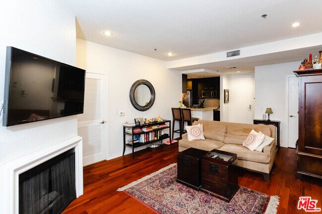 Building Photo - 585 N Rossmore Ave