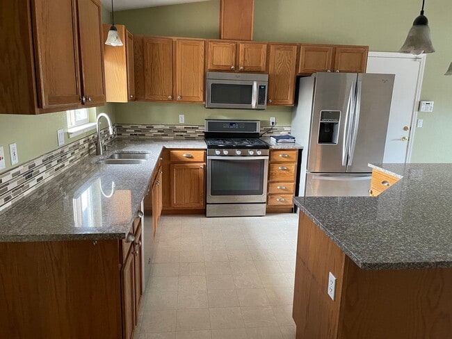 Building Photo - BIG LOT FOR ALL YOUR TOYS!