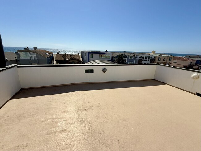 Building Photo - 3744 Ocean Dr
