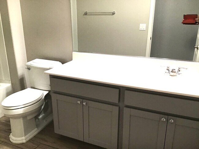 Building Photo - Clean, 3 Bdrm + Den, 2 Bath, 1842 sq/ft in...