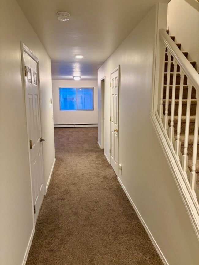 Building Photo - 3 Bed / 2.5 Bath Townhouse – Bozeman, MT  Price Reduced!