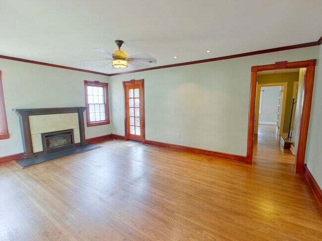 Building Photo - 3431 E Pine St