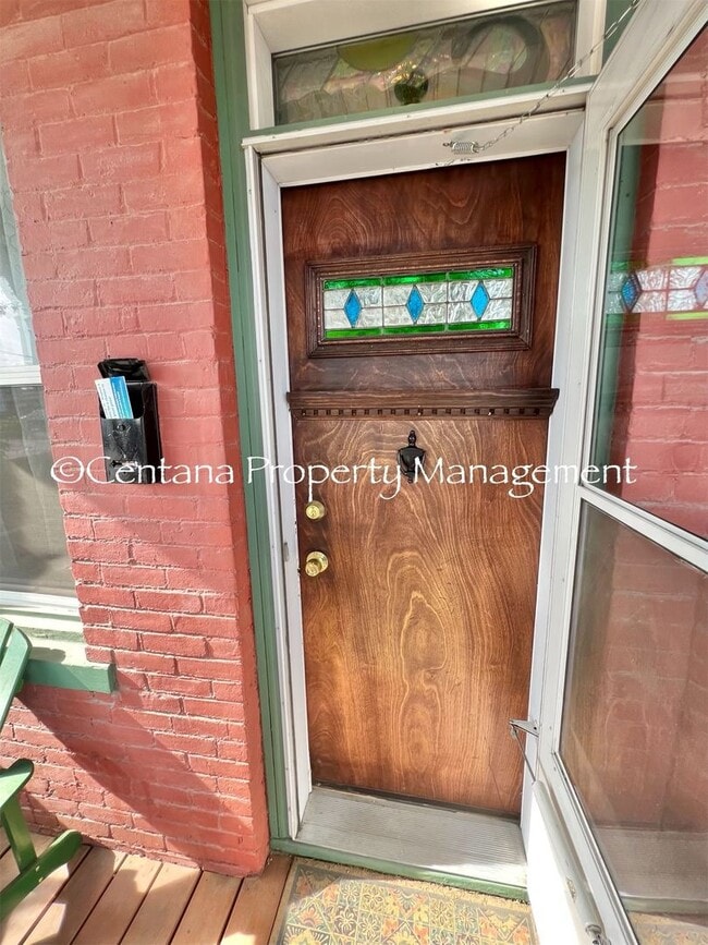Building Photo - Historic home centrally located and beauti...