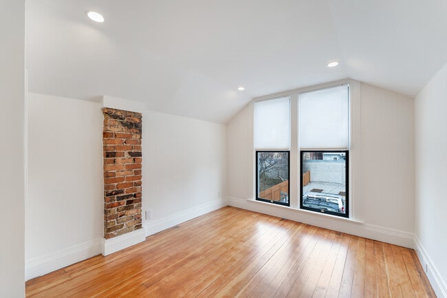 Building Photo - 731 E Linden Ave