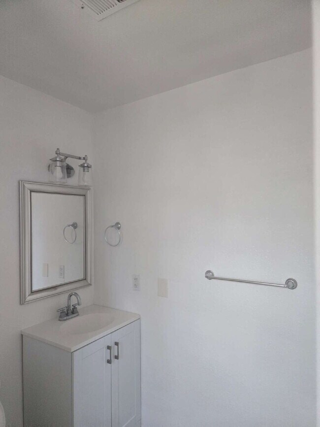 Building Photo - Fully Renovated Four Bedroom Home, Highly ...