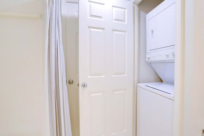 Building Photo - 901 N Pollard St