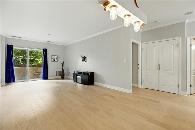 Building Photo - Spacious 1-bedroom, 1-bath condo