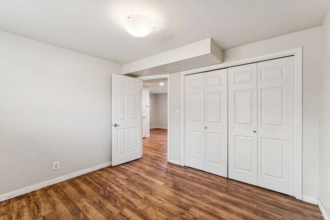 Building Photo - 420 S Five Mile Rd