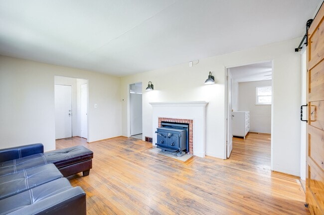 Building Photo - Charming College Hill Gem – Your Perfect Student Home!