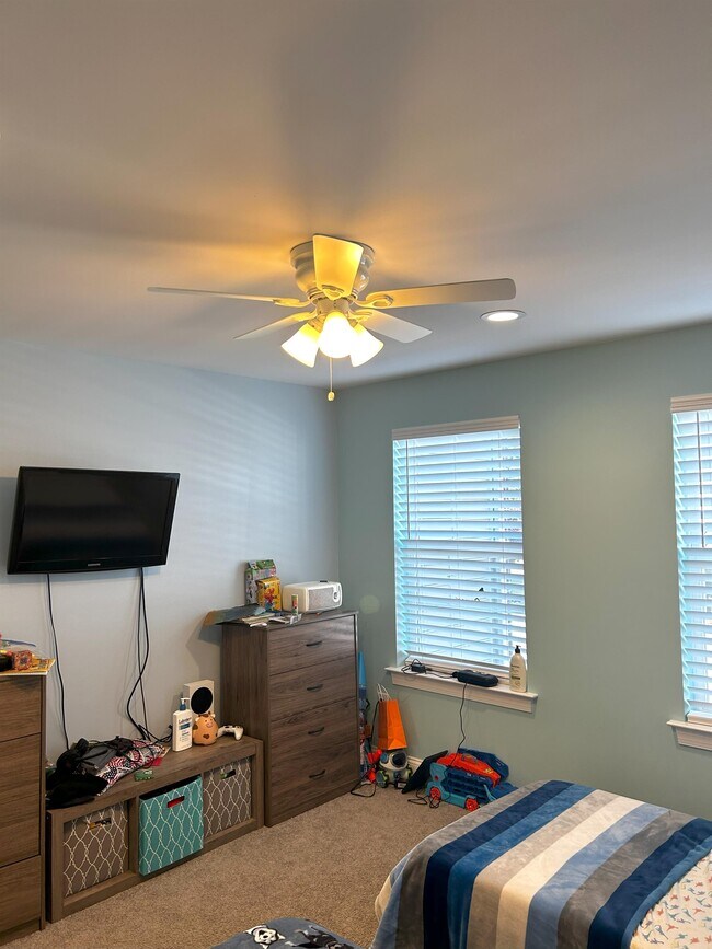 Building Photo - 16760 River View Cir