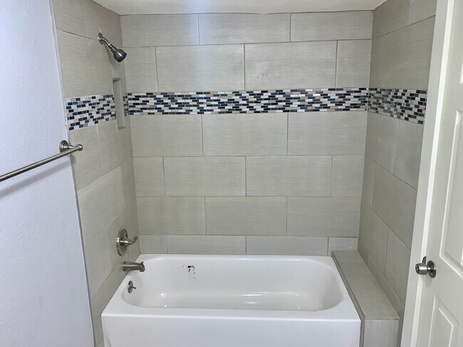 Building Photo - Spacious 3 bedroom 1 bath