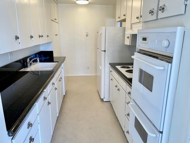 Building Photo - 1932 Overland Ave