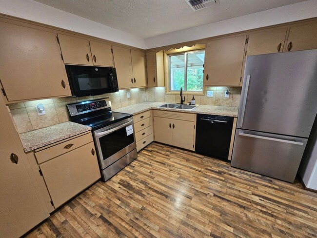 Building Photo - Large 4 +1 bed home with Valley Views on 5...